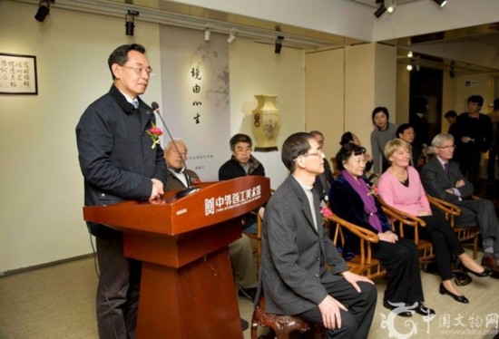   图为原中国驻法国大使馆公使衔文化参赞、原文化部中外文化交流中心主任吕军为展览致辞    