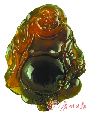   为雕工可圈可点的琥珀。广州部分珠宝藏家青睐收藏高品级琥珀成品。