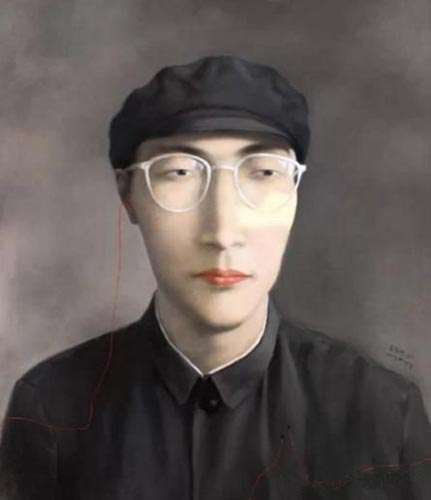 张晓刚的《灰色背景的肖像》以1744万港元成交