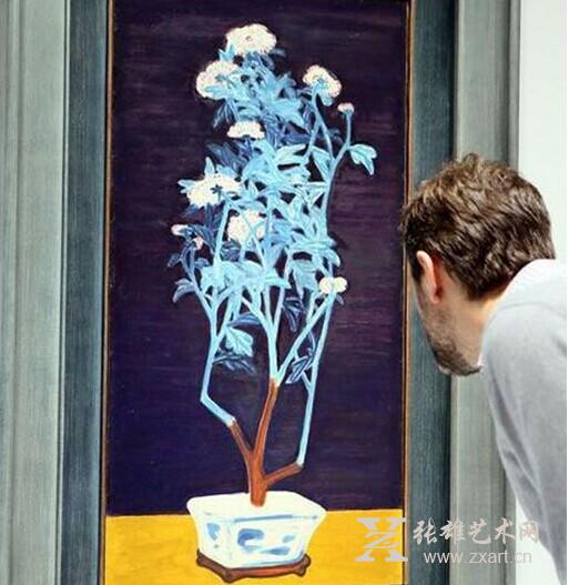 5月23日，一位观众在香港佳士得2014年春拍预展上观看常玉画作《静月莹菊》，估价为1800-2200万港币。