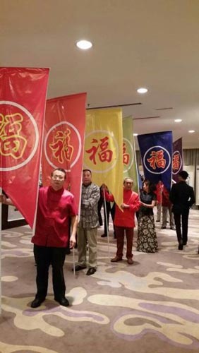 6名没有登上MH370飞机的幸运画家在活动当天的合影（图片由廖伟成提供）