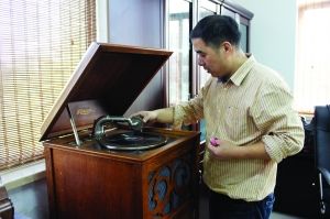   陆文军正在摆弄留声机 薛海荣 摄