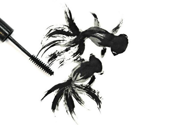 　金鱼由睫毛膏渲染的笔触，非常有水墨的毛笔风味