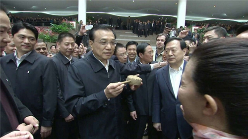   11月20日，在义乌国际商贸城，一只50多年前义乌人艰苦创业时摇动的拨浪鼓作为礼物赠送给总理。   