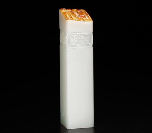 12373葛洪 和田玉籽料瑞凤章  尺寸：8.8×2.1×2.1cm 110g  参考价：RMB：230,000-280,000