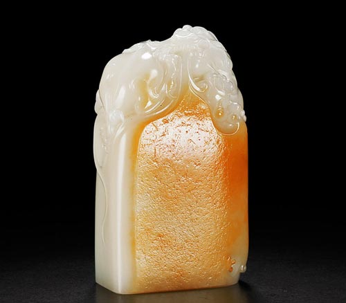 12427钱建锋 和田玉籽料苍龙出海章  尺寸：8.0×4.4×3.0cm 239g  参考价：RMB：230,000-300,000