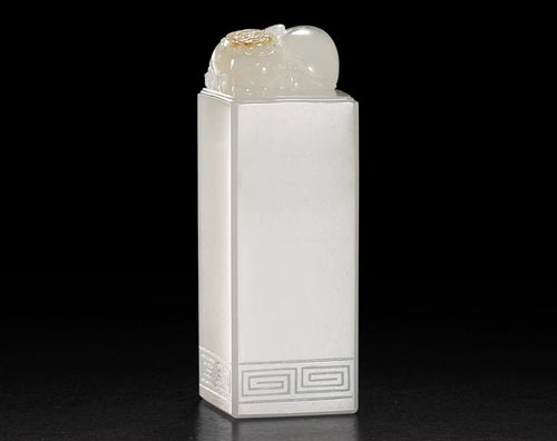 12457刘国皓 和田玉籽料天赐兽钮章  尺寸：5.8×2.0×2.0cm 67g  参考价：无底价