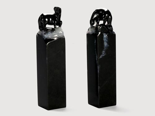 12518郭万龙 和田青花籽料对章  尺寸：8.1×1.7×1.7cm 55.7g 7.7×1.7×1.7cm 55.3g  参考价：无底价