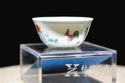 这只明成化斗彩鸡缸杯是刘益谦在香港苏富比花2.8亿港元拍下的，目前正在龙美术馆展出。