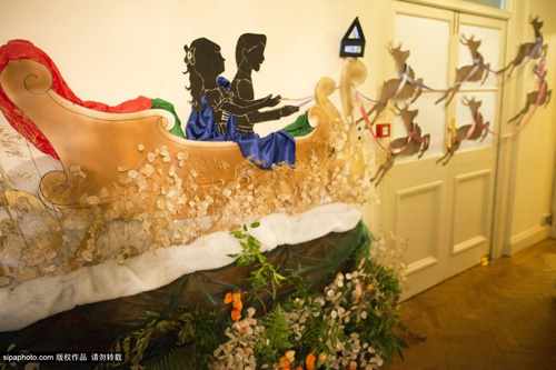 梦幻世界：英圣诞主题展由一万颗糖果打造而成