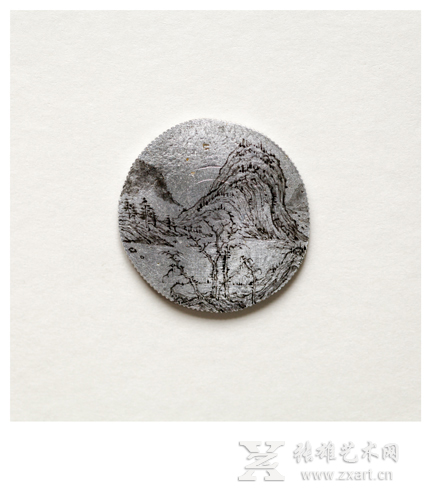《一枚硬币》倪有鱼（One_Coin），2014，金属表面综合材料（Mixed_media_on_metal），直径2.5cm
