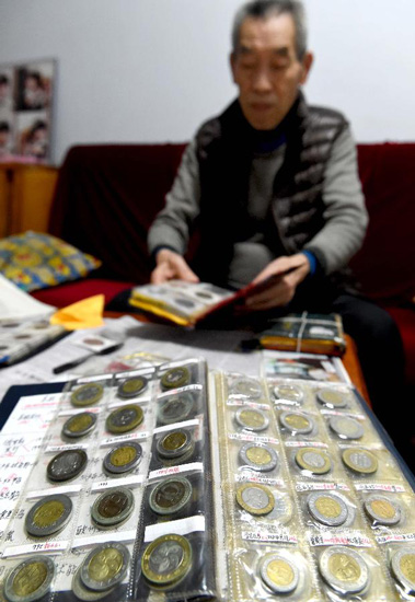 郑州83岁老人收藏100多个国家2600多枚硬币