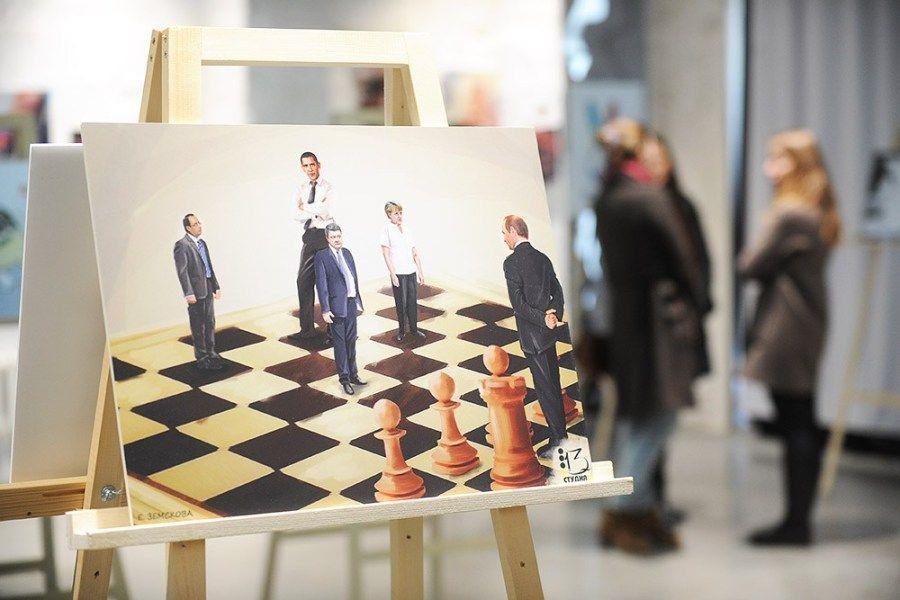 画中的国际象棋格局里普京站在国王的位置看着美国总统奥巴马、德国总理默克尔、乌克兰总统波罗申科和法国总统奥德朗。