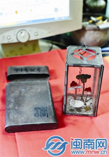     折叠式油灯，展开后变成一个防风油灯