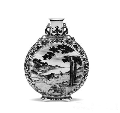 传统瓷器项目还需做精做细(清乾隆青花春耕图双福如意耳特大抱月瓶)。