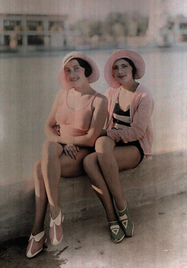 1930年，罗马尼亚的两个女孩穿着泳装坐在岸边，