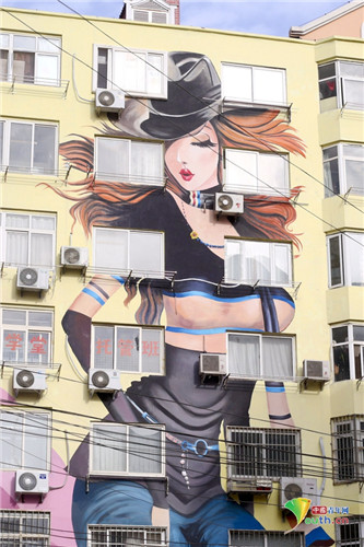 青岛现巨幅时尚大胸女郎墙绘  网友戏称应“禁播”