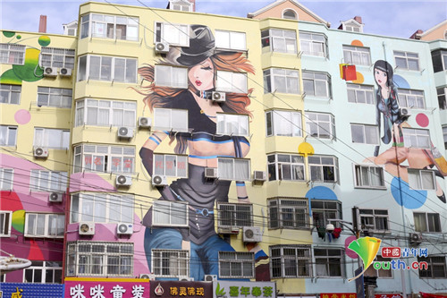 青岛现巨幅时尚大胸女郎墙绘  网友戏称应“禁播”