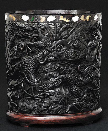 明 周制 鱼龙海兽紫檀笔筒，中国嘉德2012春拍5520万元成交