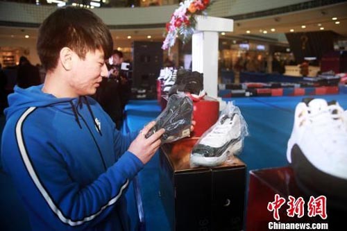 图为慈善拍卖现场吸引了众多行人驻足关注。 胡向明 摄