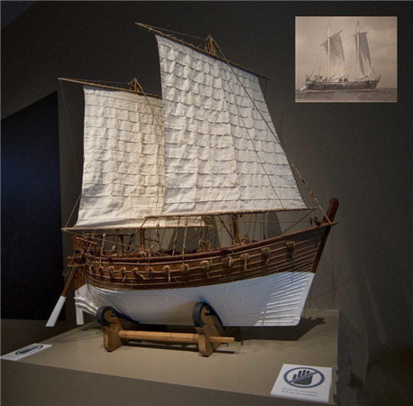 展出的“黑石号”复原船模及其复原画