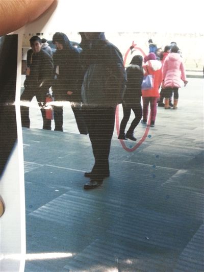 家长拍摄到的替考嫌疑人。