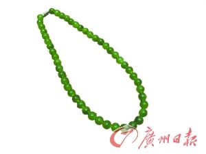 碧玉串珠项链与淡绿色满色翡翠类似。 