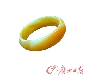 玛瑙手镯，外形似黄翡。