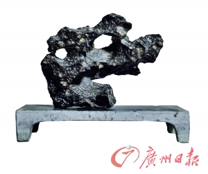 “见龙在田”英石卧峰