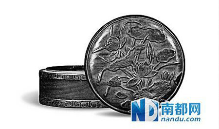 黄花梨嵌银丝莲纹盖盒，1 7世 纪 ，高4 .7cm、口径8cm。