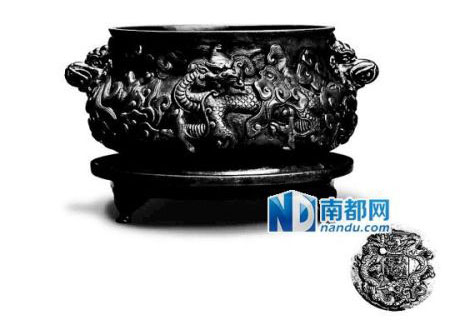 铜浮雕云龙纹象首耳炉，连座高11cm、口径13 .4cm，款“大明宣德年制”。