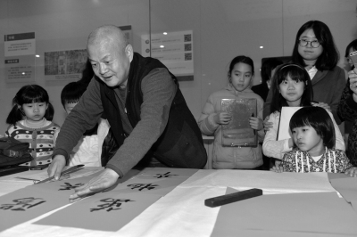 楹联文献展开展 书法家李铎、李刚田等献墨宝