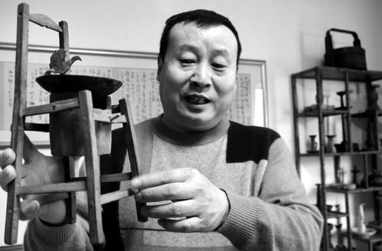   薛先生讲述古灯的来历 
