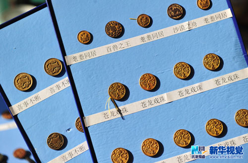 ６４岁的崔省柱已经收藏２０００多枚铜扣