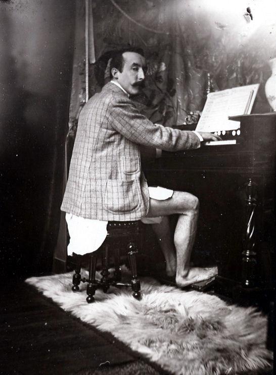 高更在巴黎弹琴（1895）