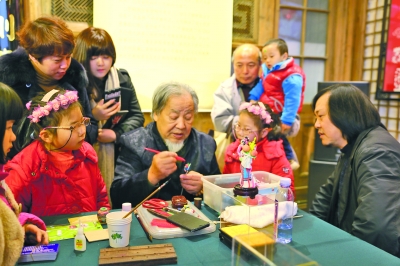   中国面塑大师何晓铮到现场进行表演