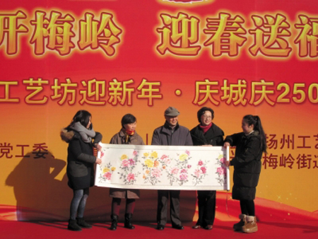 夫妇历时3年绘制2500朵牡丹图为扬州建城献上厚礼