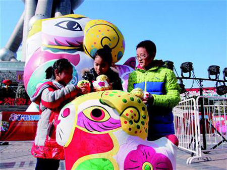 中西艺术家创作巨型彩羊全球巡展首秀上海东方明珠
