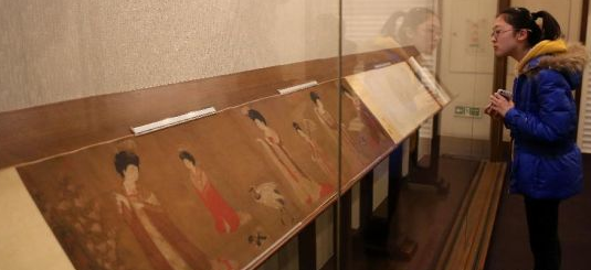 2月7日，参观者在观看展出的国宝级珍品、唐朝《簪花仕女图》。