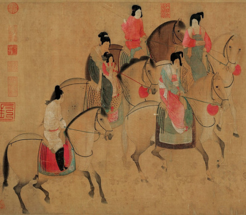 虢国夫人游春图，绢本，设色，纵51.8厘米，横148厘米。画中这八骑人马包括一女孩共九人，在行进的行列中，从头至尾，充满了舒情，闲适，勃勃生气。