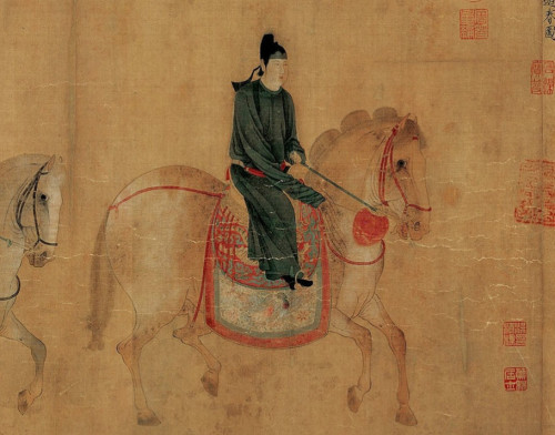 画面描写了一个在行进中的行列，人马疏密有度，以少胜多。全画共九人骑马，前三骑与后三骑是侍从、侍女和保姆，第一个为虢国夫人。从马的鬃毛来看，经过精心修剪的只有两匹，一个是最前面的身着男装的，一个是带着一个小孩的侍女。 
