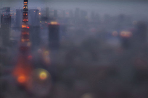 一瓶啤酒与镜头之外的迷幻天空