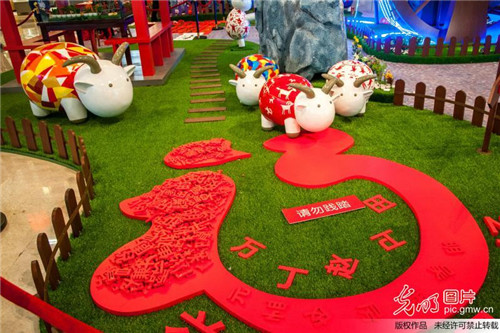 波普艺术彩绘群羊亮相深圳  身着创意彩绘萌翻人