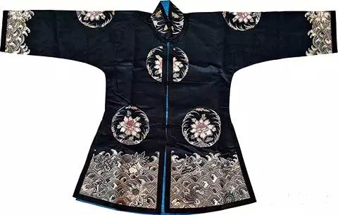 26.黑地女服