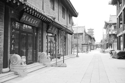 在青州最大的书画市场宋城内，少有行人，很多画廊大门紧闭
