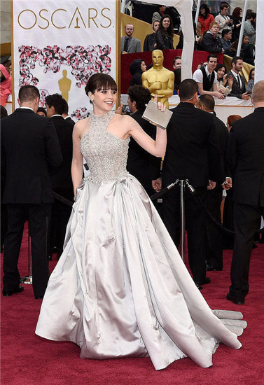 ▲ 菲丽希缇·琼斯（Felicity Jones）在第87届奥斯卡红毯及颁奖礼的礼服
