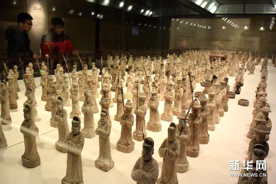   鲁王的“仪仗队” 展出的木制“仪仗队”。