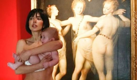行为艺术家莫瓦荷赤裸逛展览 游客大呼“招架不住”