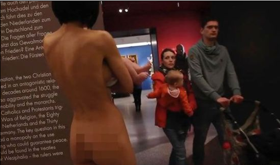 行为艺术家莫瓦荷赤裸逛展览 游客大呼“招架不住”
