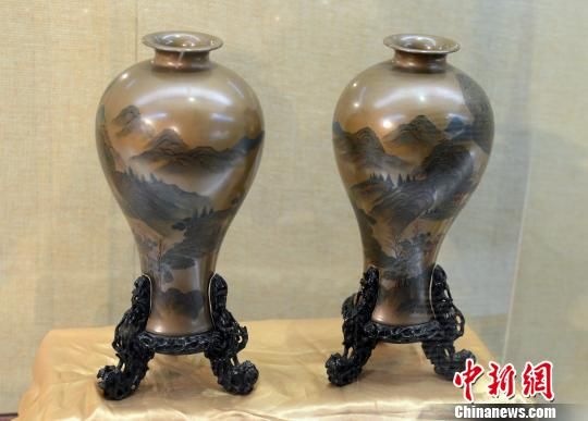 由晚清漆艺大师沈正镐制作的《梅瓶高约31厘米、口径6.5厘米,采用严谨的福州传统脱胎漆器工艺制成